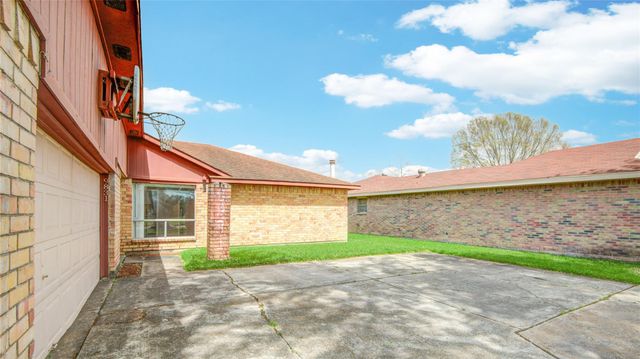 9831 Shell Rock Road, La Porte, TX 77571