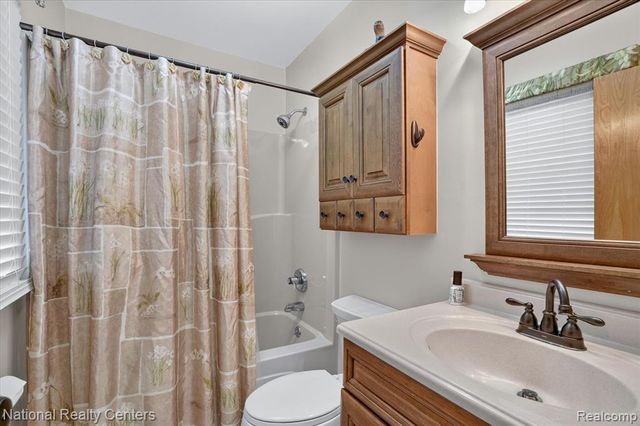 9450 Dexter Pinckney Road, Pinckney, MI 48169