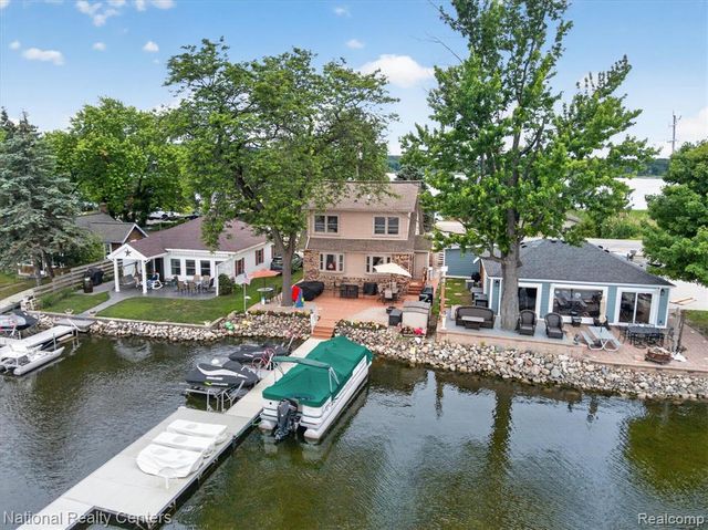 9450 Dexter Pinckney Road, Pinckney, MI 48169