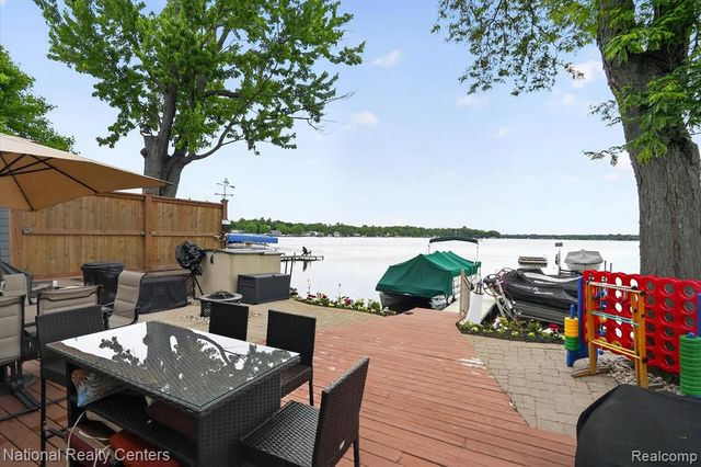 9450 Dexter Pinckney Road, Pinckney, MI 48169
