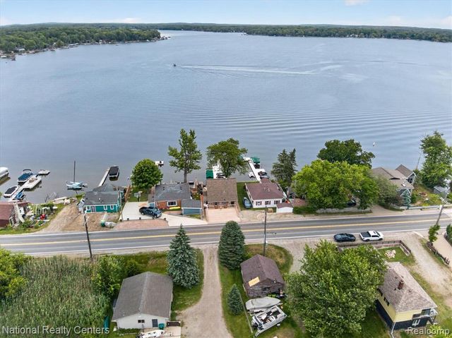 9450 Dexter Pinckney Road, Pinckney, MI 48169