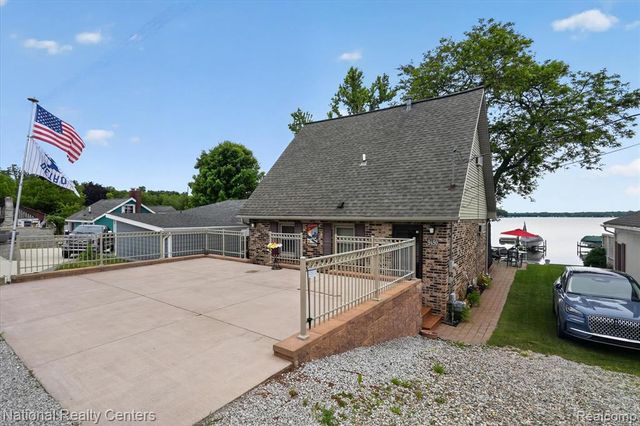 9450 Dexter Pinckney Road, Pinckney, MI 48169