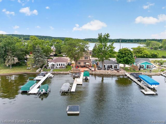 9450 Dexter Pinckney Road, Pinckney, MI 48169