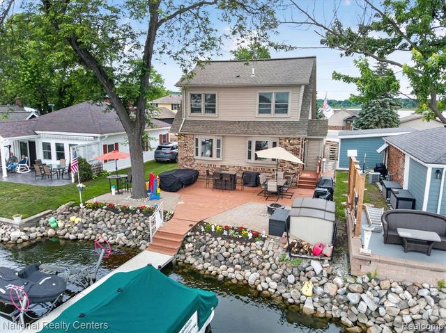 9450 Dexter Pinckney Road, Pinckney, MI 48169