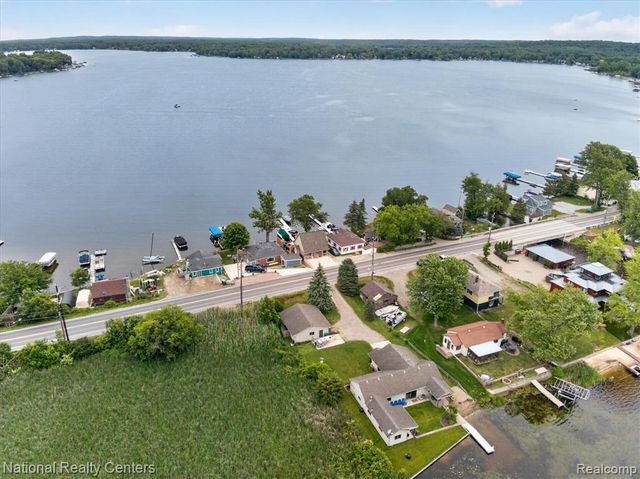 9450 Dexter Pinckney Road, Pinckney, MI 48169