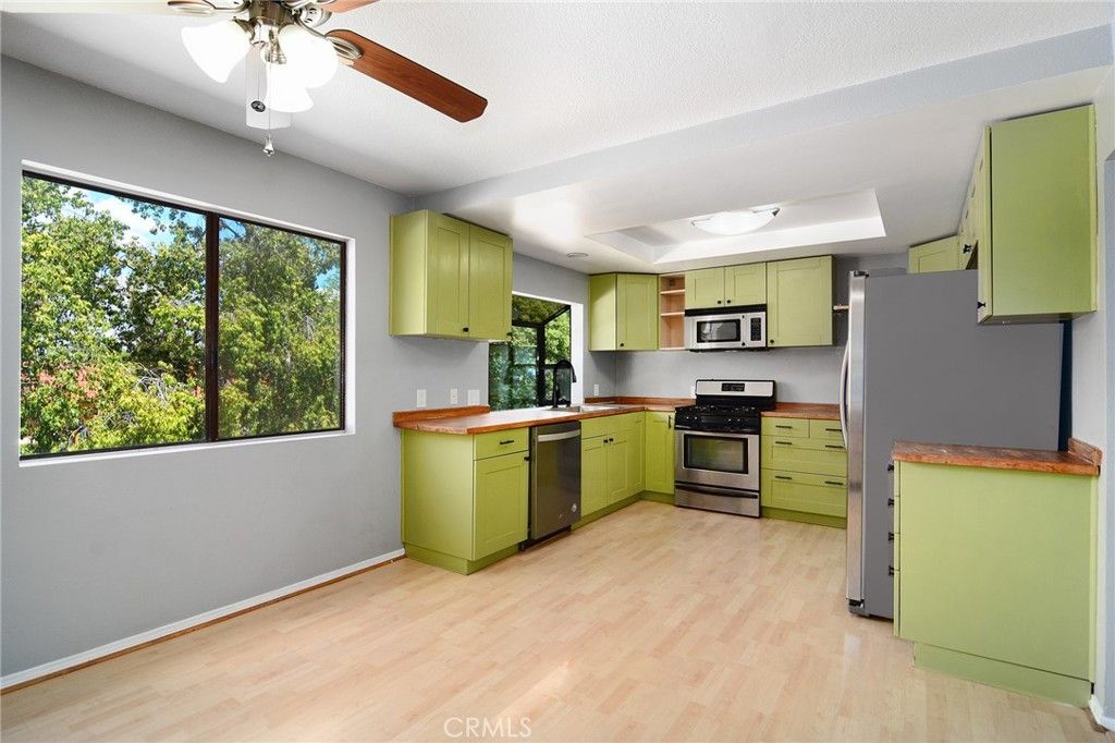 Image 13 of property listing at 18739 Hatteras Street 55, Tarzana, CA 91356