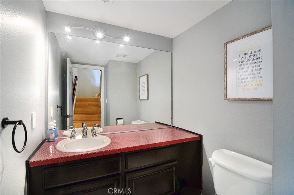 Image 16 of property listing at 18739 Hatteras Street 55, Tarzana, CA 91356