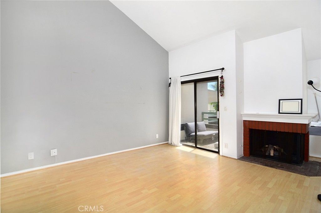 Image 17 of property listing at 18739 Hatteras Street 55, Tarzana, CA 91356