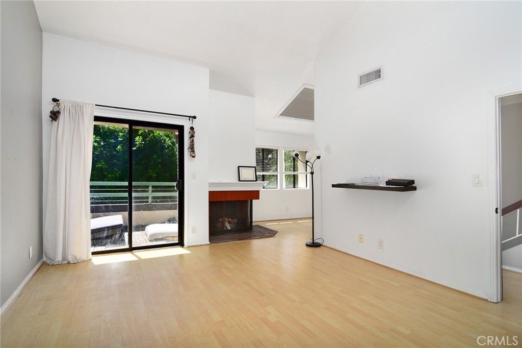 Image 18 of property listing at 18739 Hatteras Street 55, Tarzana, CA 91356