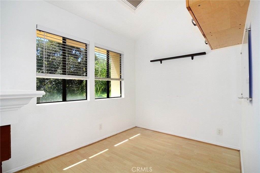 Image 19 of property listing at 18739 Hatteras Street 55, Tarzana, CA 91356