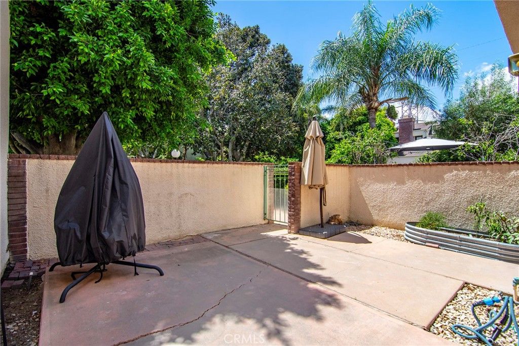 Image 2 of property listing at 18739 Hatteras Street 55, Tarzana, CA 91356