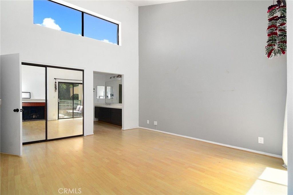 Image 20 of property listing at 18739 Hatteras Street 55, Tarzana, CA 91356