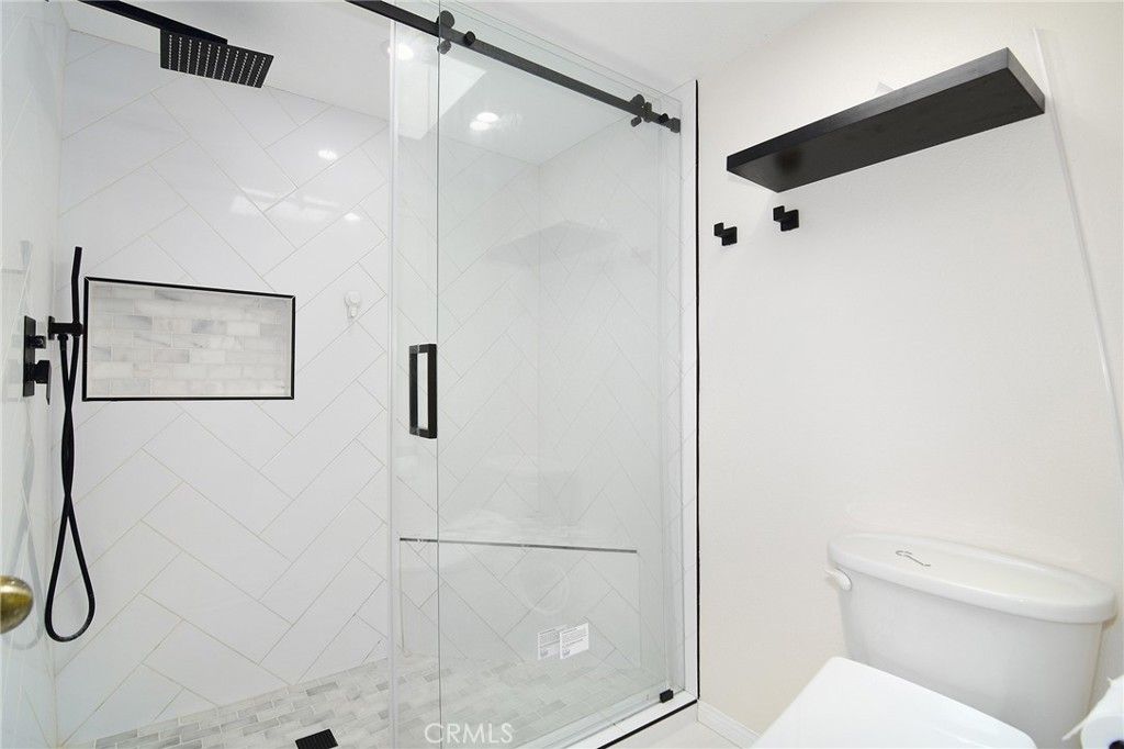 Image 22 of property listing at 18739 Hatteras Street 55, Tarzana, CA 91356