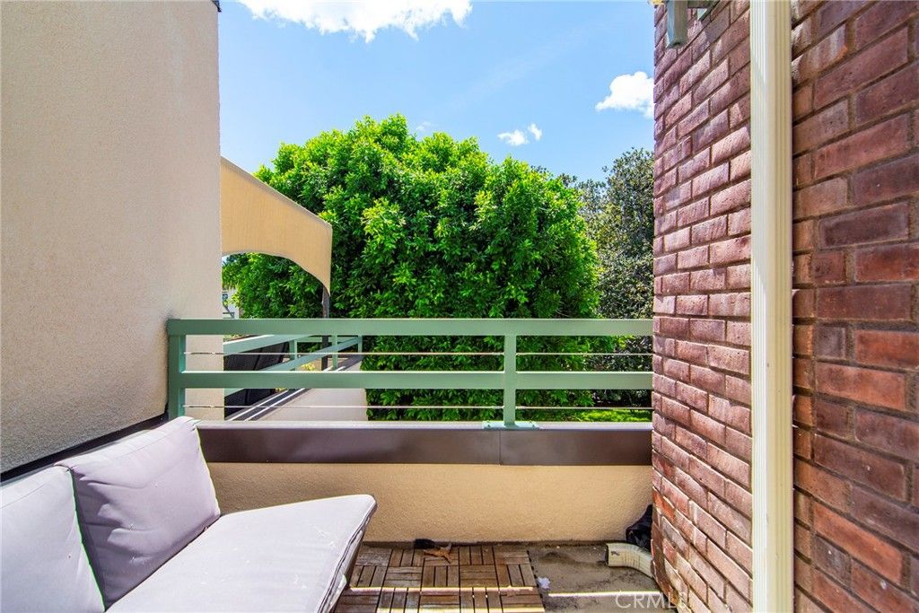 Image 23 of property listing at 18739 Hatteras Street 55, Tarzana, CA 91356