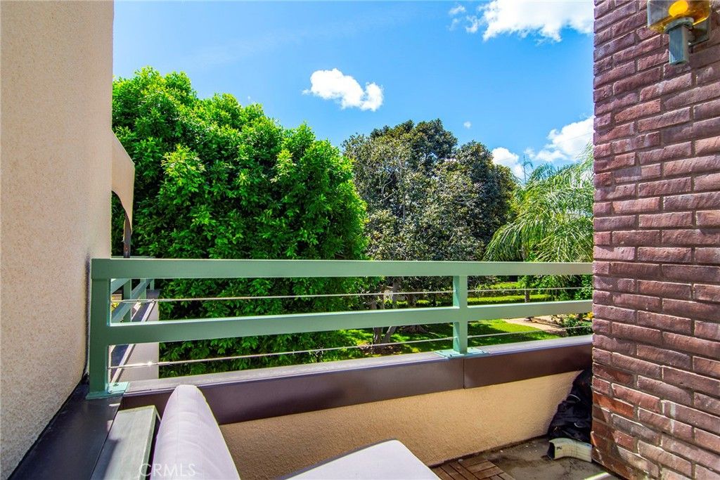 Image 24 of property listing at 18739 Hatteras Street 55, Tarzana, CA 91356