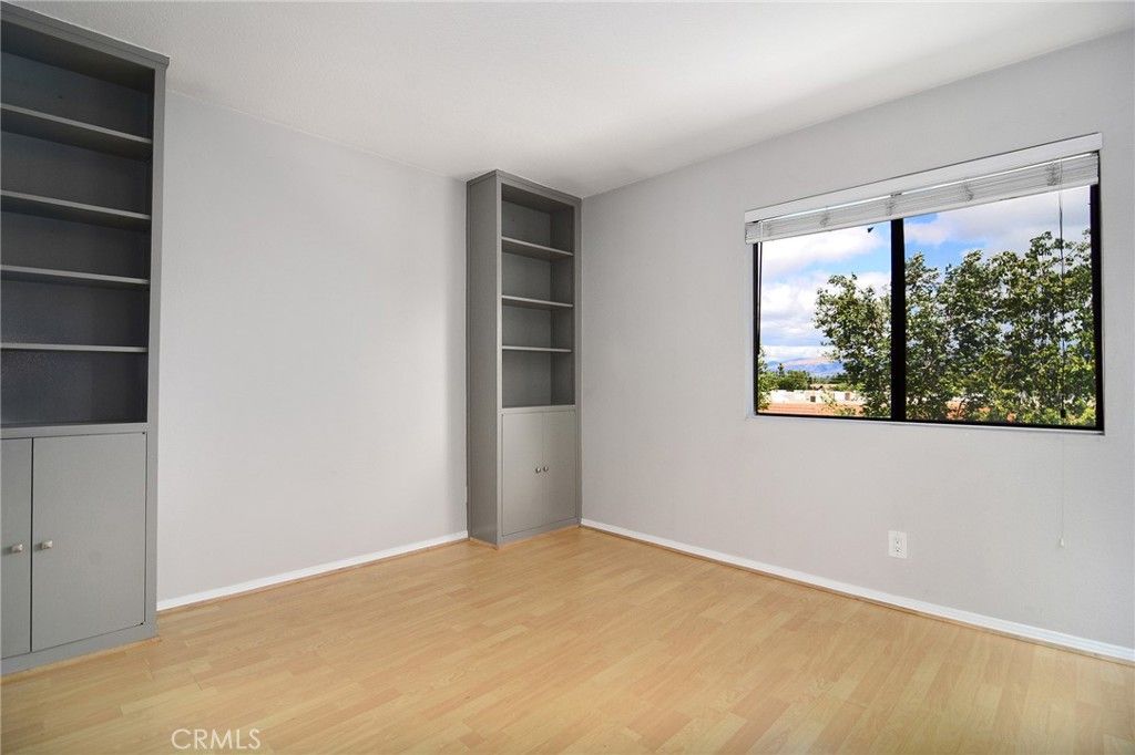 Image 26 of property listing at 18739 Hatteras Street 55, Tarzana, CA 91356