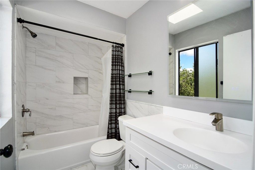 Image 27 of property listing at 18739 Hatteras Street 55, Tarzana, CA 91356