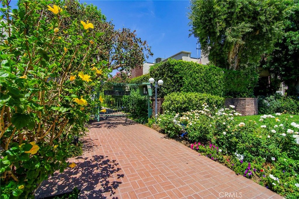Image 29 of property listing at 18739 Hatteras Street 55, Tarzana, CA 91356