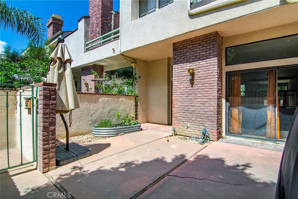 Image 3 of property listing at 18739 Hatteras Street 55, Tarzana, CA 91356