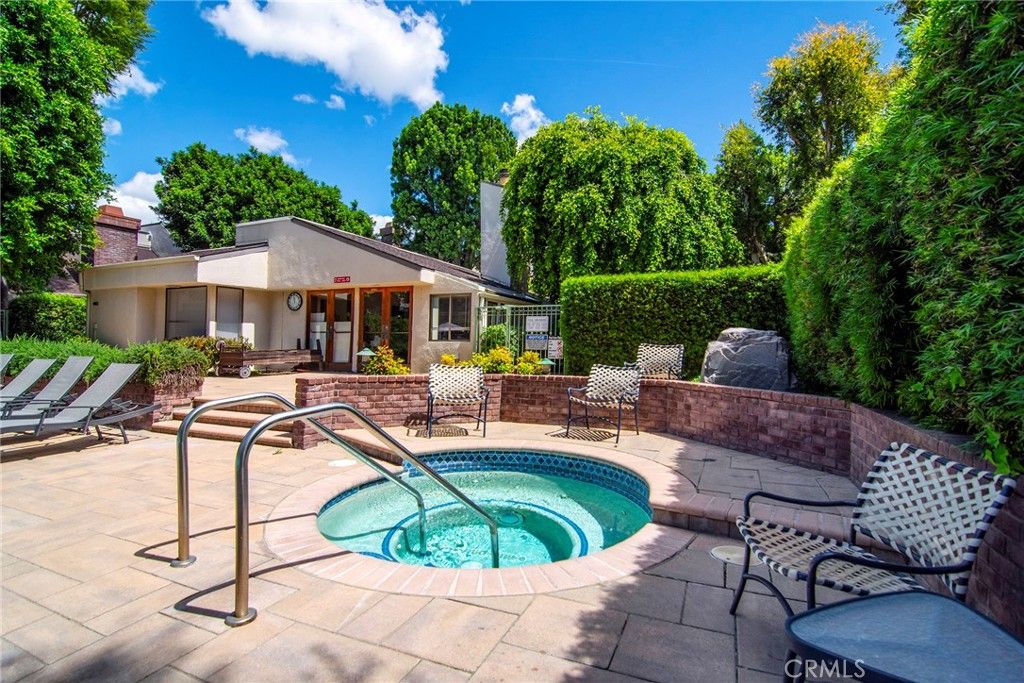 Image 33 of property listing at 18739 Hatteras Street 55, Tarzana, CA 91356