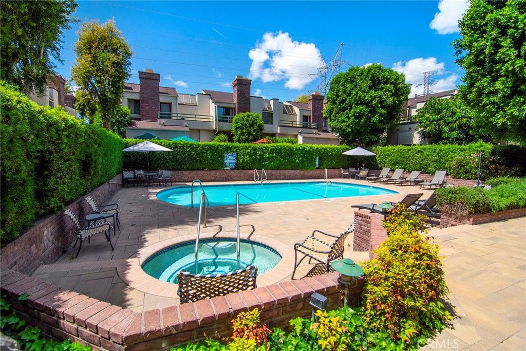 Image 34 of property listing at 18739 Hatteras Street 55, Tarzana, CA 91356