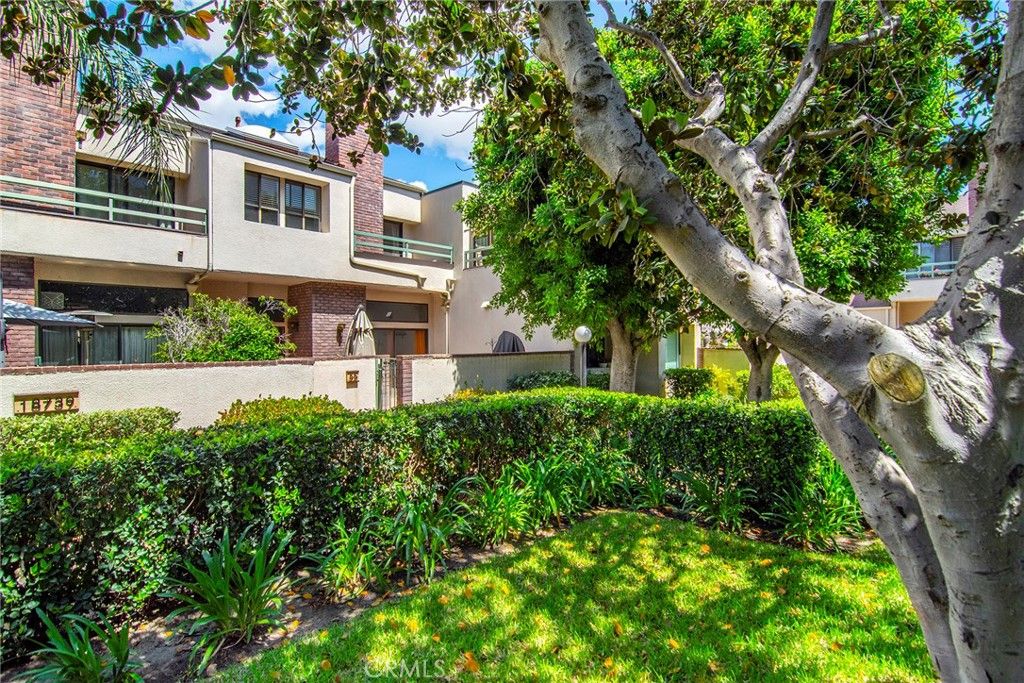 Image 37 of property listing at 18739 Hatteras Street 55, Tarzana, CA 91356