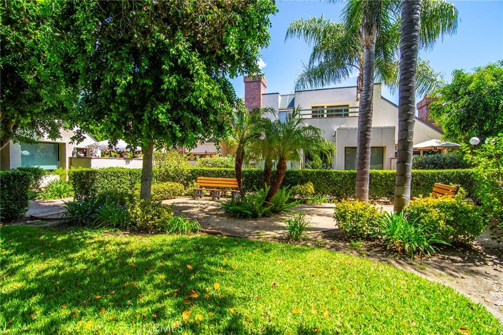 Image 38 of property listing at 18739 Hatteras Street 55, Tarzana, CA 91356