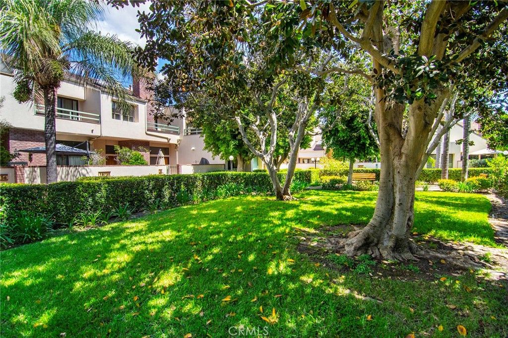 Image 39 of property listing at 18739 Hatteras Street 55, Tarzana, CA 91356