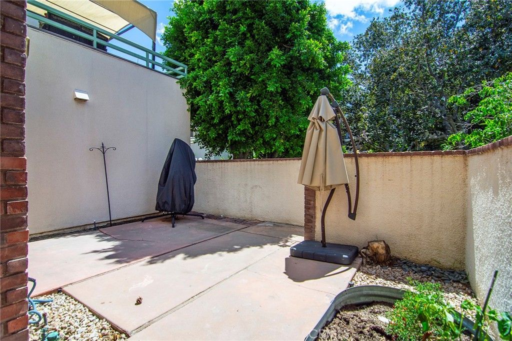Image 4 of property listing at 18739 Hatteras Street 55, Tarzana, CA 91356