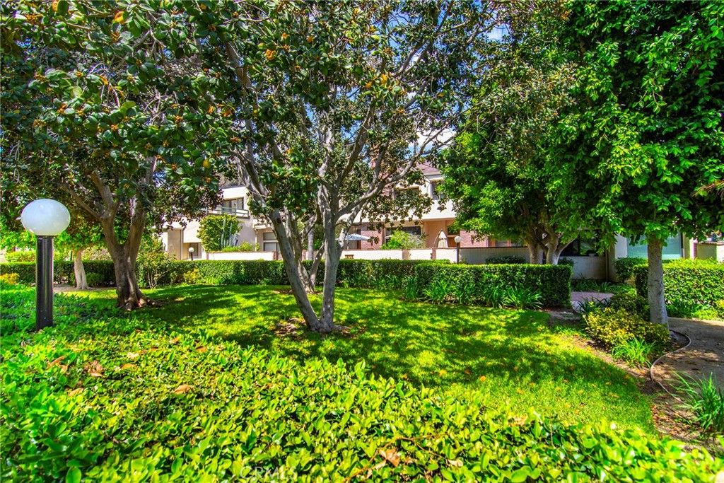 Image 40 of property listing at 18739 Hatteras Street 55, Tarzana, CA 91356