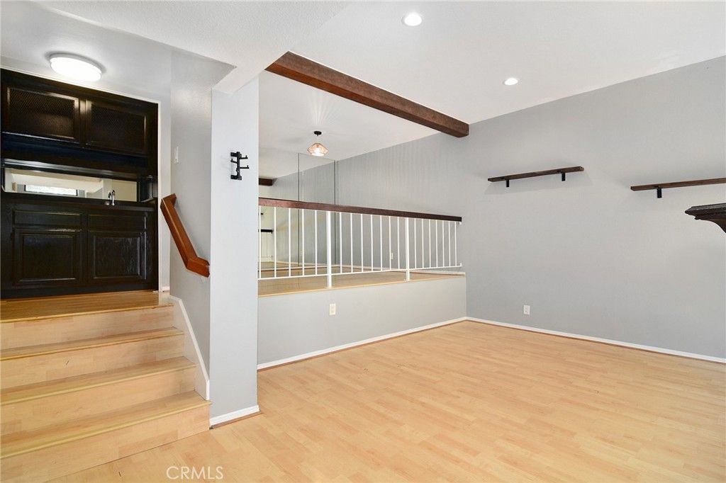 Image 5 of property listing at 18739 Hatteras Street 55, Tarzana, CA 91356