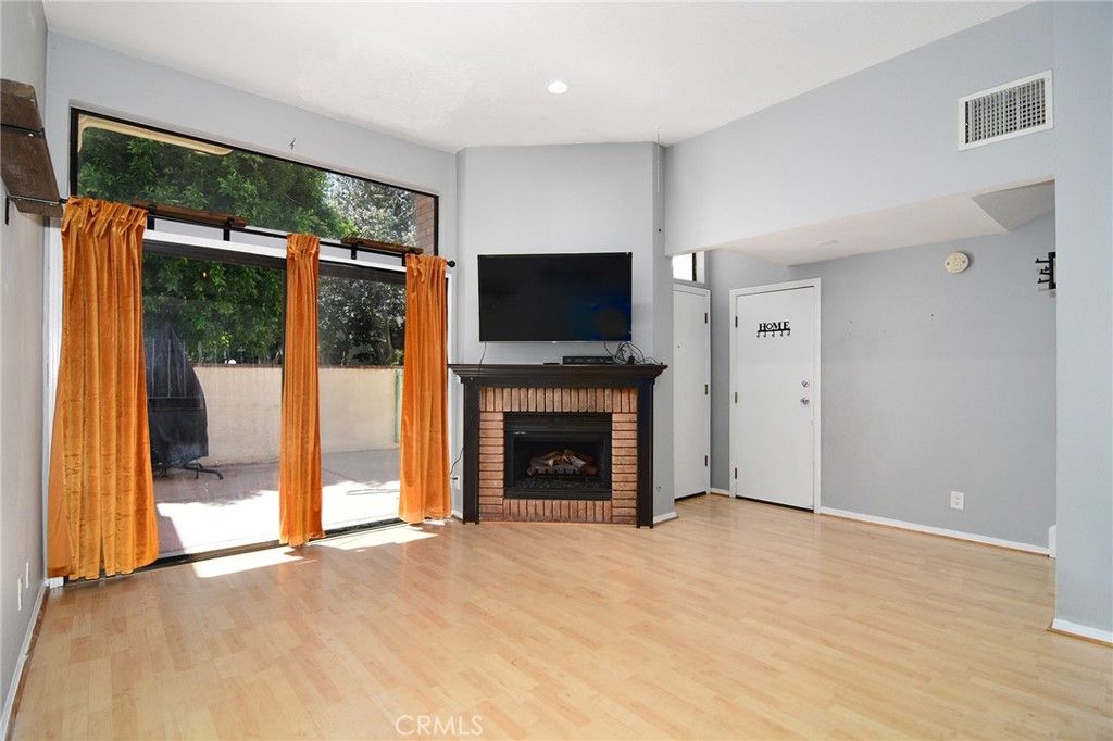 Image 6 of property listing at 18739 Hatteras Street 55, Tarzana, CA 91356