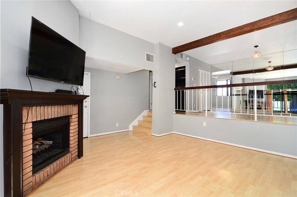 Image 7 of property listing at 18739 Hatteras Street 55, Tarzana, CA 91356