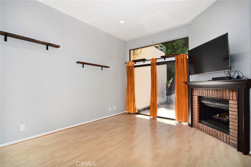 Image 8 of property listing at 18739 Hatteras Street 55, Tarzana, CA 91356