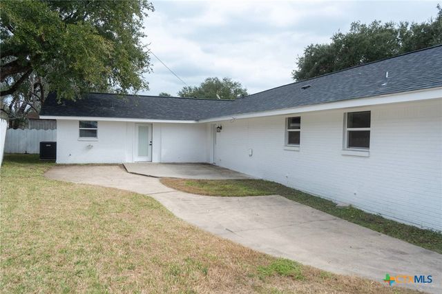 2704 E Loma Vista Avenue, Victoria, TX 77901