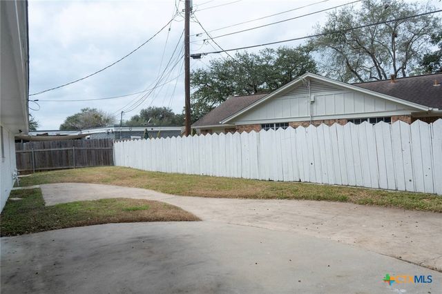 2704 E Loma Vista Avenue, Victoria, TX 77901