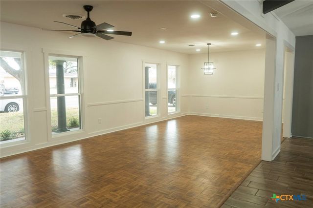 2704 E Loma Vista Avenue, Victoria, TX 77901