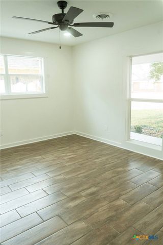 2704 E Loma Vista Avenue, Victoria, TX 77901