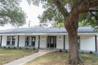 2704 E Loma Vista Avenue, Victoria, TX 77901