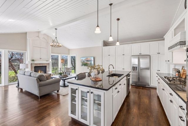 2070 Woodstone Drive, Victoria, MN 55386