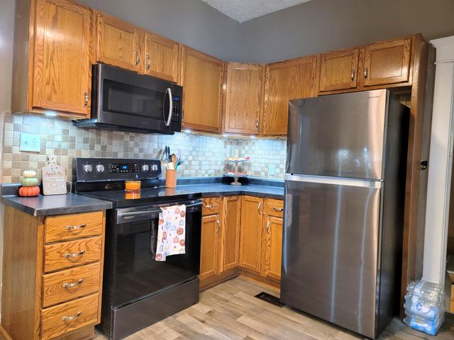 549 S 10th St, Salina, KS 67401