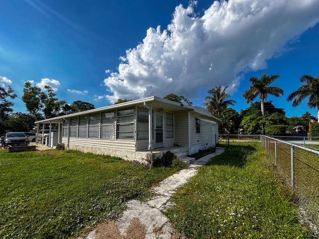 2446 SE Carroll Street, Stuart, FL 34997
