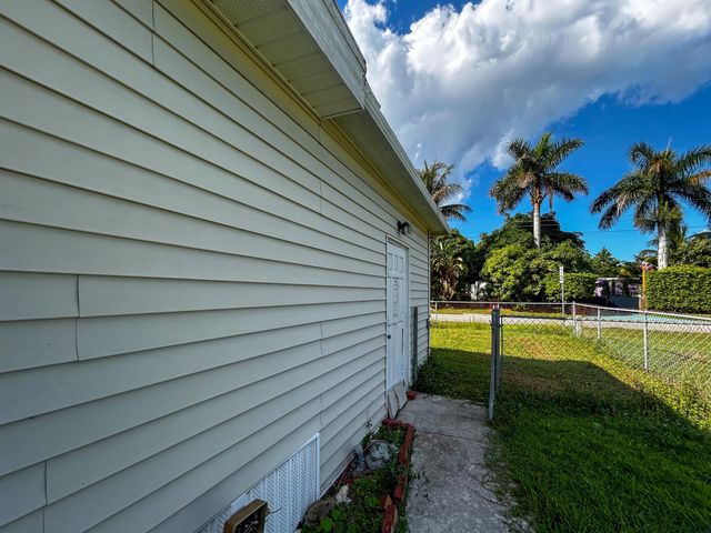 2446 SE Carroll Street, Stuart, FL 34997