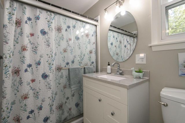 N11W30200 Hickory Hill DRIVE, Waukesha, WI 53188