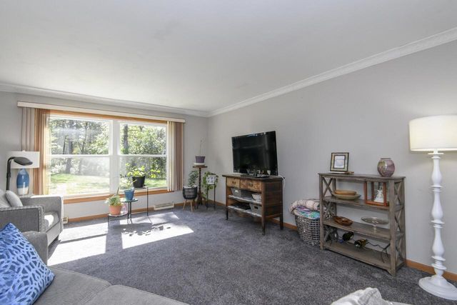 N11W30200 Hickory Hill DRIVE, Waukesha, WI 53188