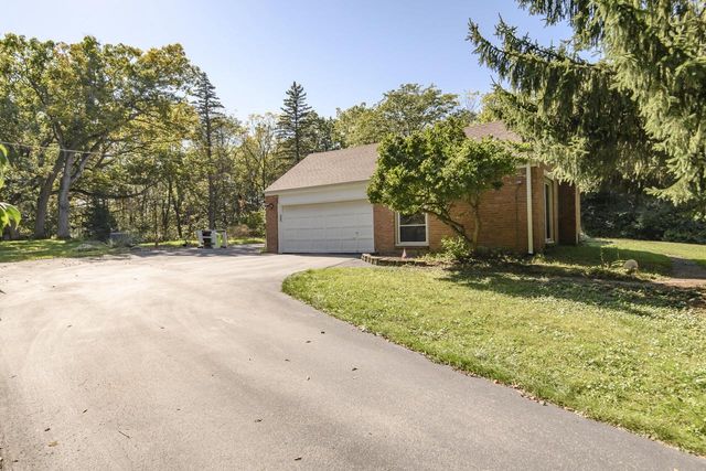 N11W30200 Hickory Hill DRIVE, Waukesha, WI 53188