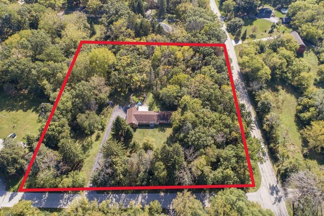 N11W30200 Hickory Hill DRIVE, Waukesha, WI 53188