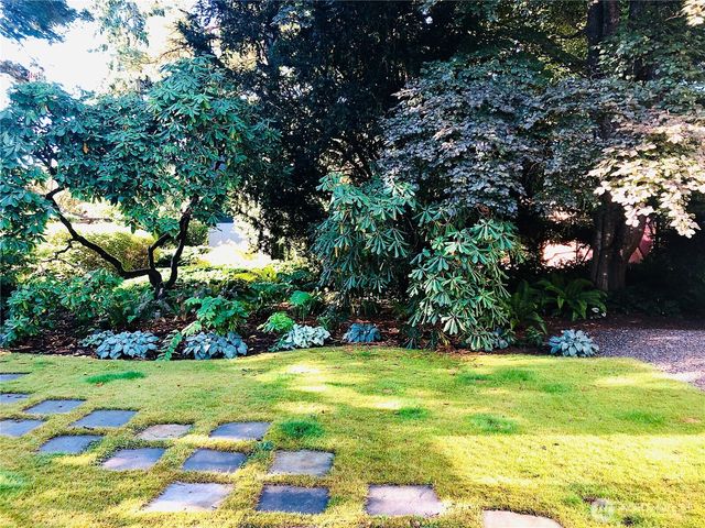 172 Grow Avenue NW, Bainbridge Island, WA 98110
