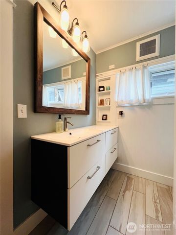 172 Grow Avenue NW, Bainbridge Island, WA 98110