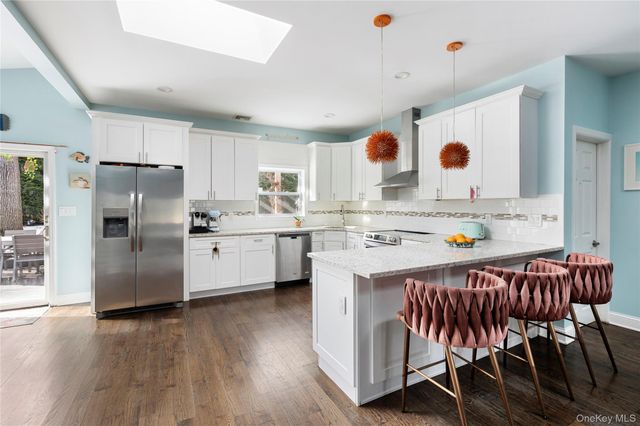 87 Washington Heights Avenue, Hampton Bays, NY 11946